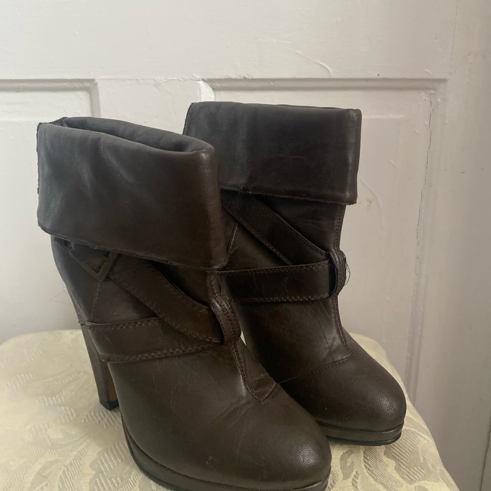 Like New Condition Size 8. Brand Unknown. - image 4